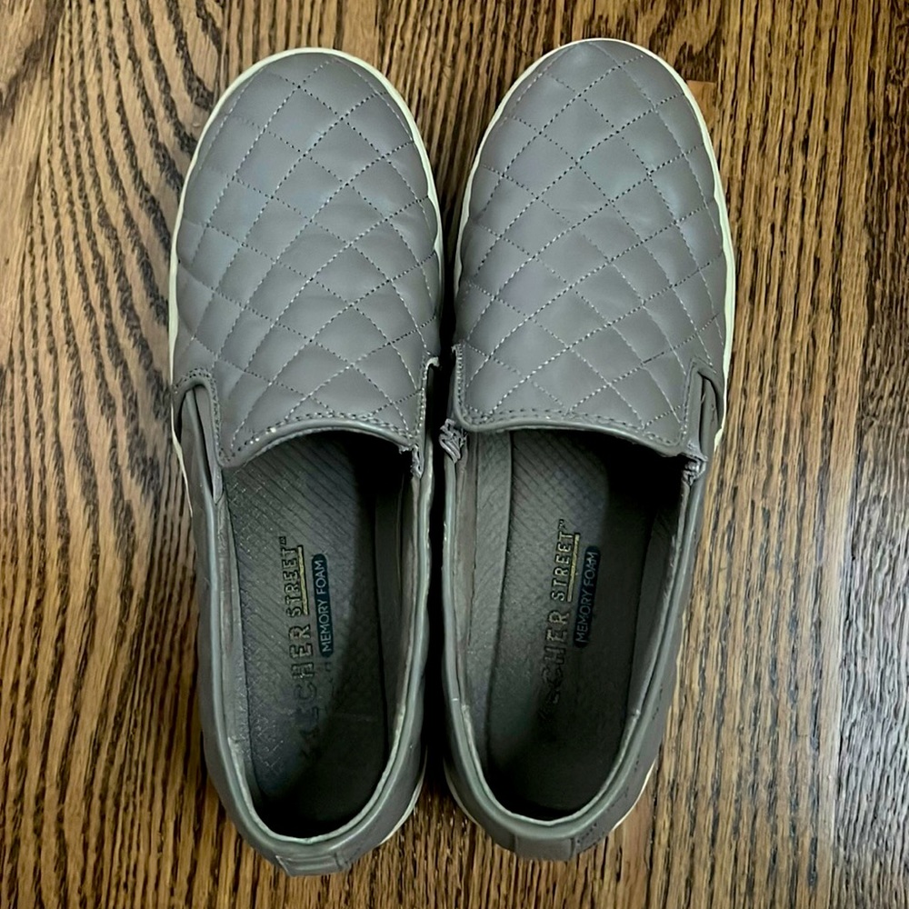 Skechers double up duvet sneaker size 6, army green